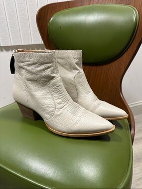 dingo Cream Leather Pointed Ankle Booties